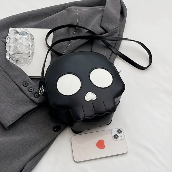 Black skull structured cross body shoulder bag - Picture 4 of 11